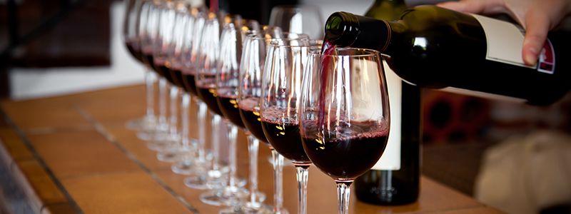 Rödvinsglas vid en vinprovning i Portugal.